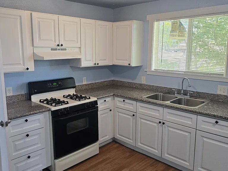 730 Maple St #8 — Photo 2