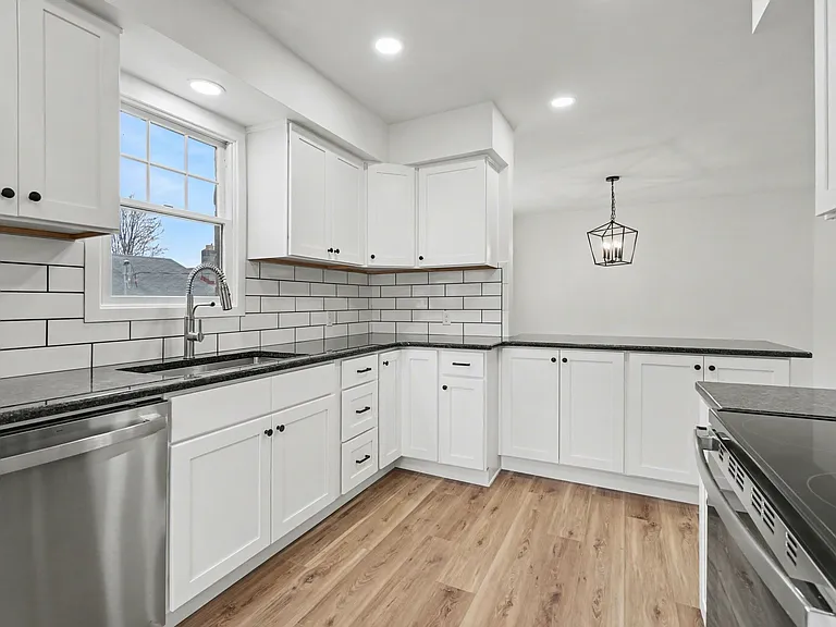 1555 Locust St — Photo 11