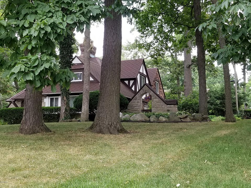 1st image of 209 Emmett St E