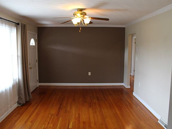 3rd image of 19 Jay Bird Ln