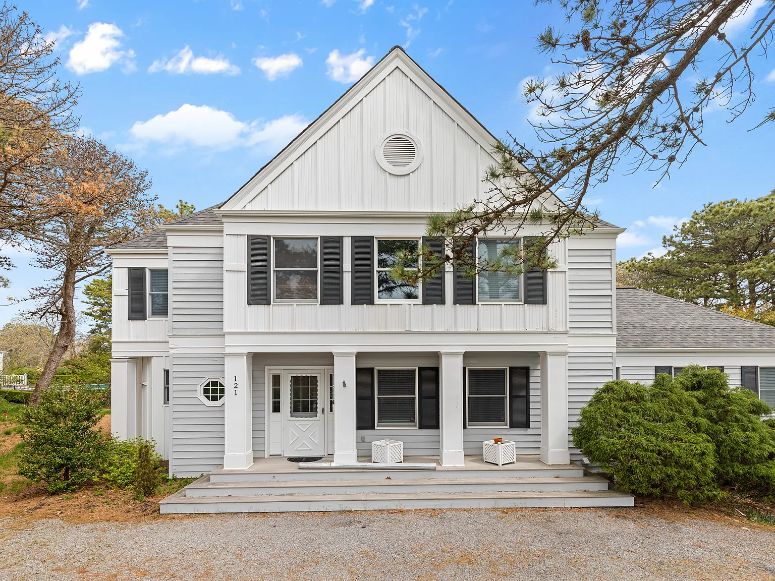Southampton Fabulous Traditional Home. Great Location. — Photo 1