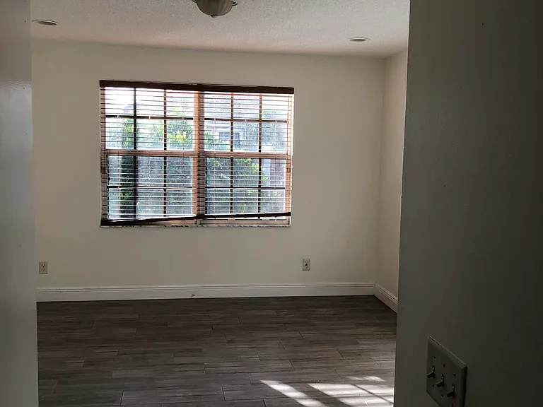 401 SW 120th Ave — Photo 35