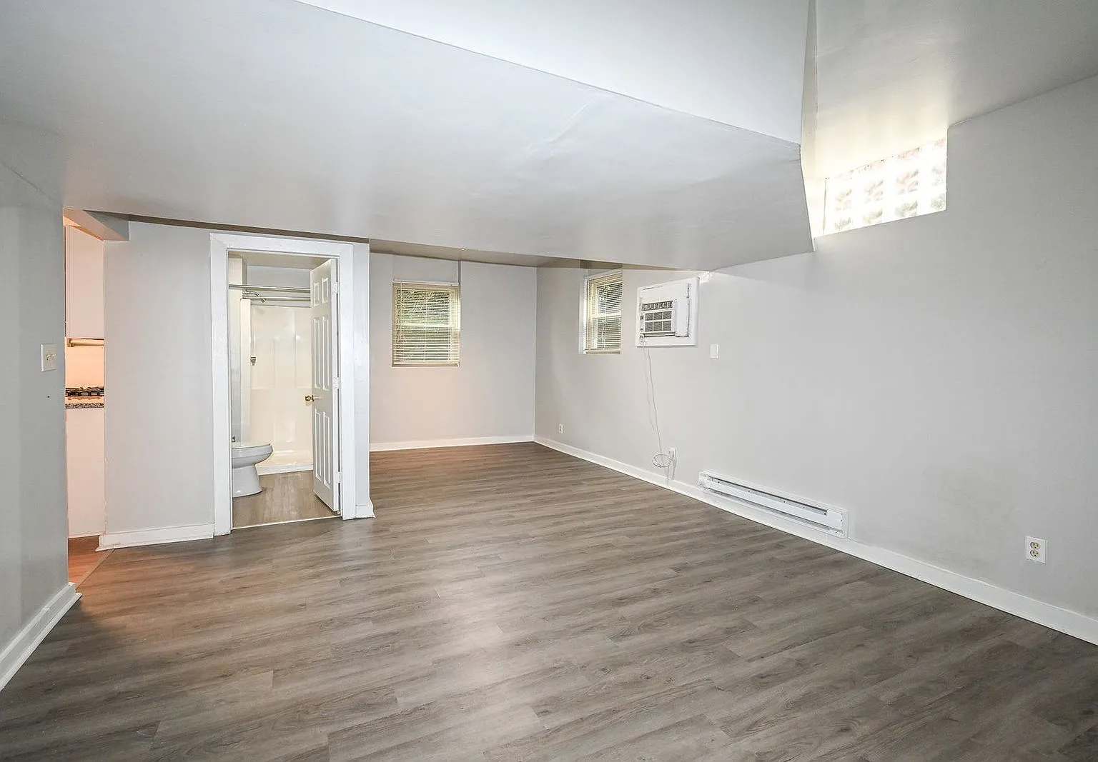 Studio, 1.0 bath, 500 sqft, $995 — Photo 4