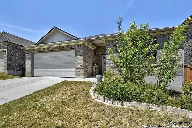 3 bed, 2.0 bath, 1942 sqft, $2,050 — Photo 2