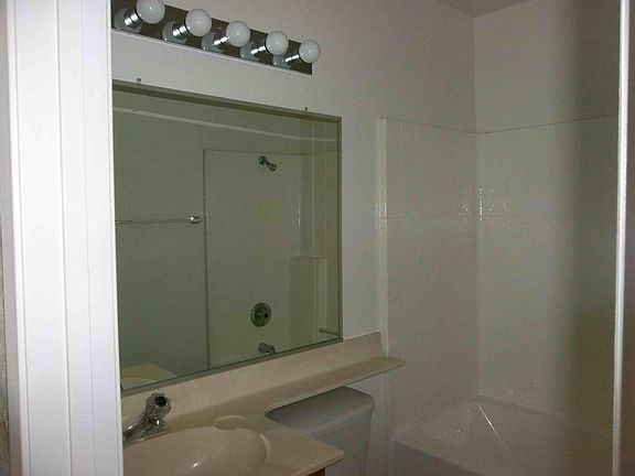 5th image of 986 Woodland St
