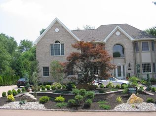 8 Richard Rd, Edison, NJ 08820