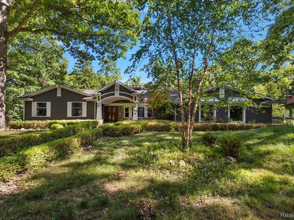 1663 Standish Ct, Bloomfield Hills, MI 48302