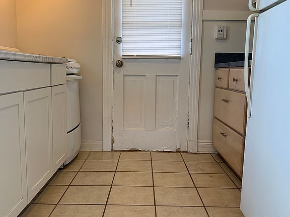 4th image of 704 N Causeway Blvd APT D