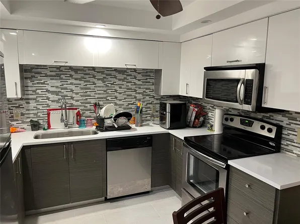 16100 Golf Club Rd APT 110, Weston, FL 33326