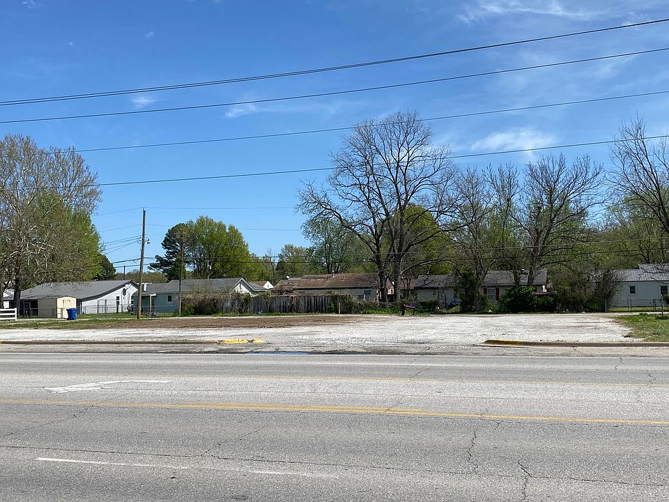 2nd image of 2320 N Main St