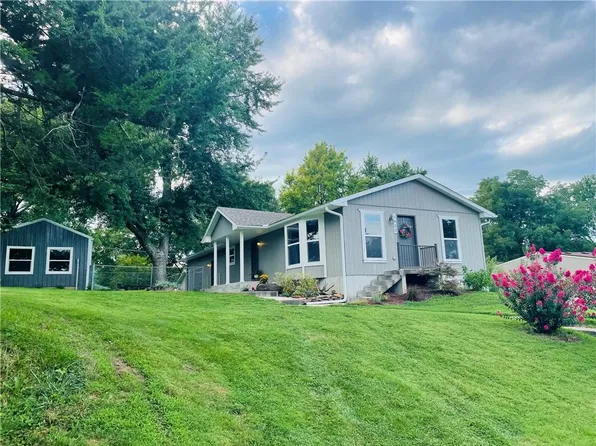 1832 Cleveland Ter, Leavenworth, KS 66048