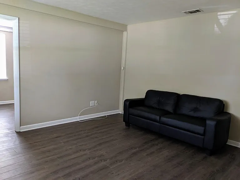 806 Essex Dr — Photo 3