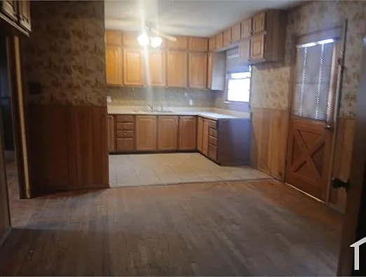 2413 Poplar St — Photo 2