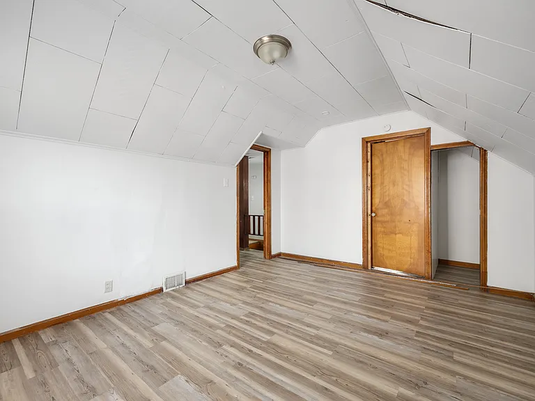 15630 Sprenger Ave — Photo 11