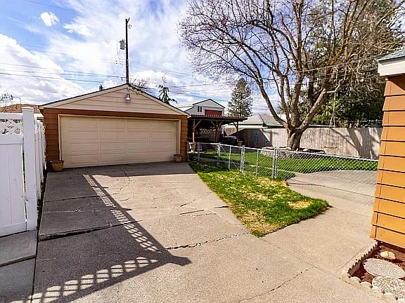 4605 N Rustle St — Photo 2