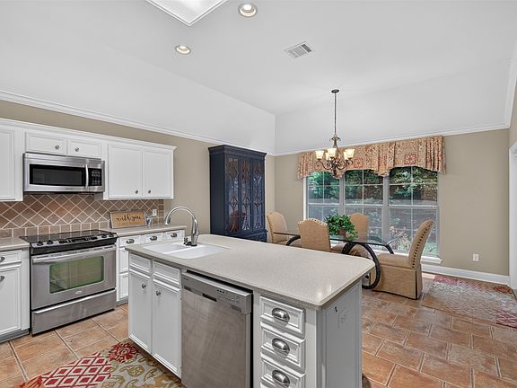 5th image of 323 Oakland Pl