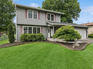 1260 Burke Ave W, Roseville, MN 55113