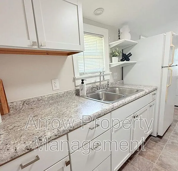 2970 Starr St — Photo 4