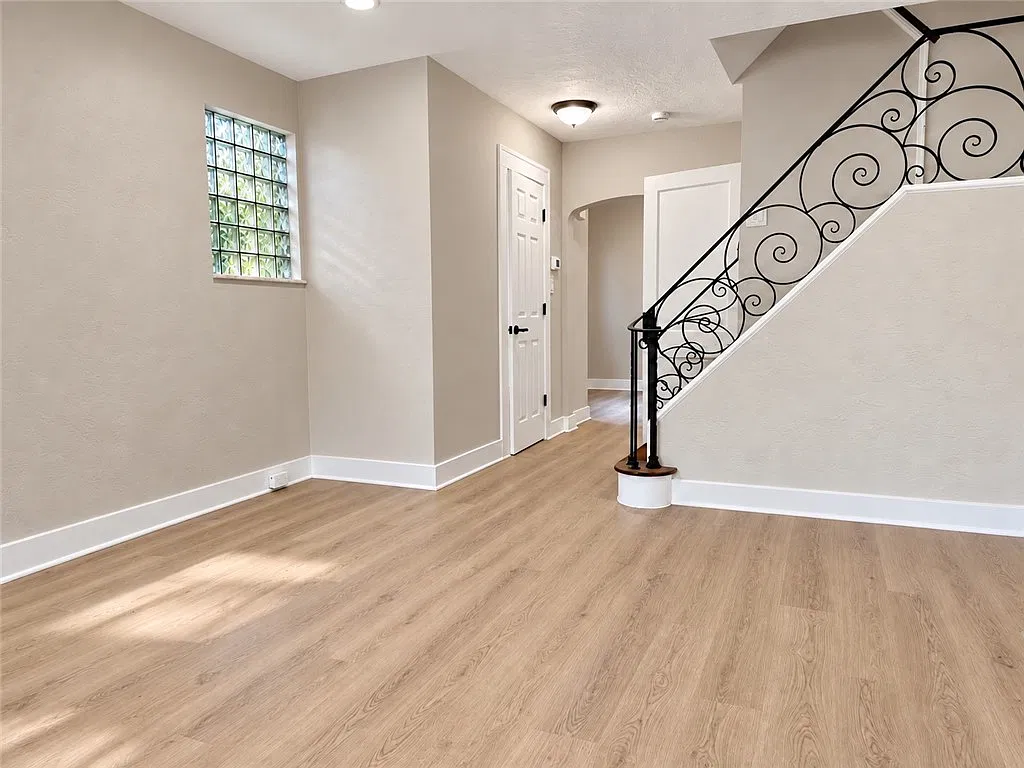 3 bed, 1.5 bath, 1366 sqft, $2,100 — Photo 4