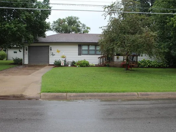 115 W Garfield St, Iola, KS 66749