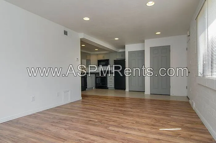 Building Photo - 623 E 5th Ave #5