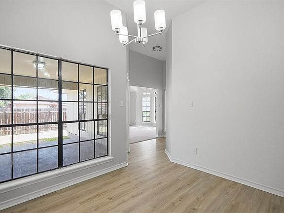 3rd image of 2622 Persimmon St