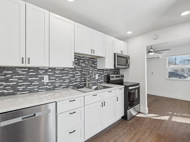 304 Harris St — Photo 16