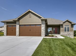 1417 S Larchmont Dr, Council Bluffs, IA 51503