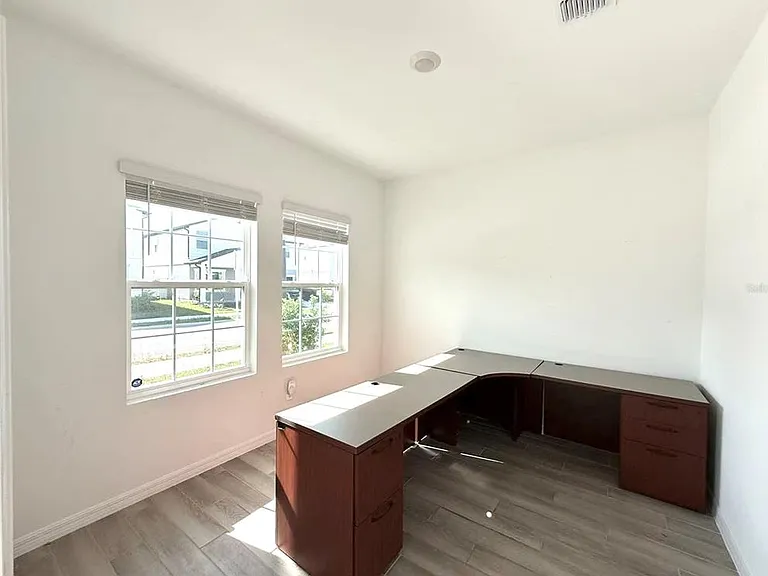 2077 Derwent Dr — Photo 9