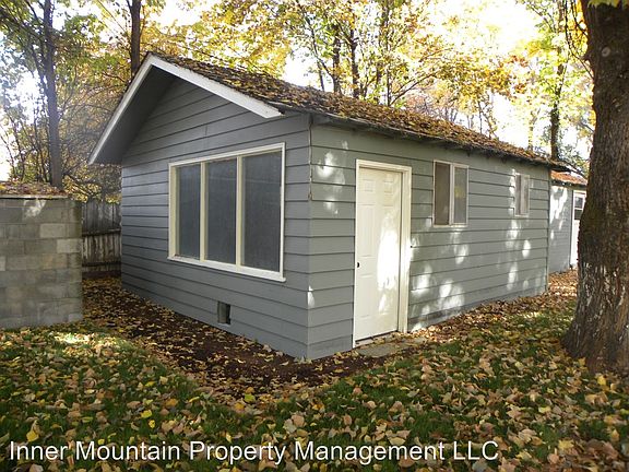 3rd image of 120 NE Spruce Ln