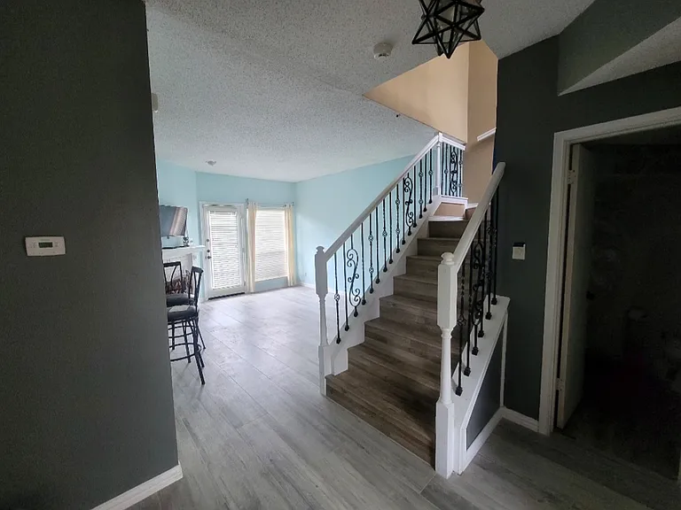 2321 Southlake Ct — Photo 2