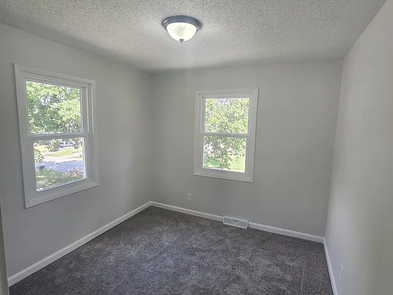 7924 NE San Rafael Dr — Photo 11