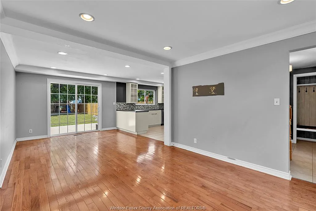 4 bed, $2,500 — Photo 2