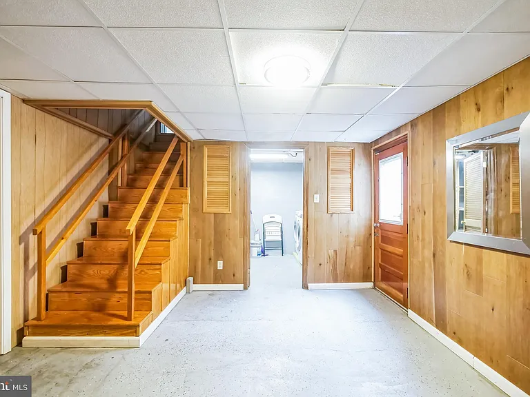 323 Russelcroft Rd — Photo 12