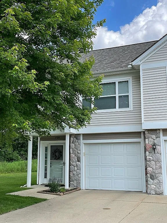 620 Riverstone Ln photo 1