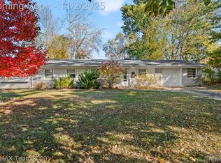 23044 Lake Way St, Farmington, MI 48336