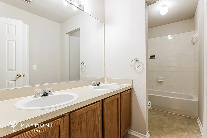 15811 Borwick Ln — Photo 12