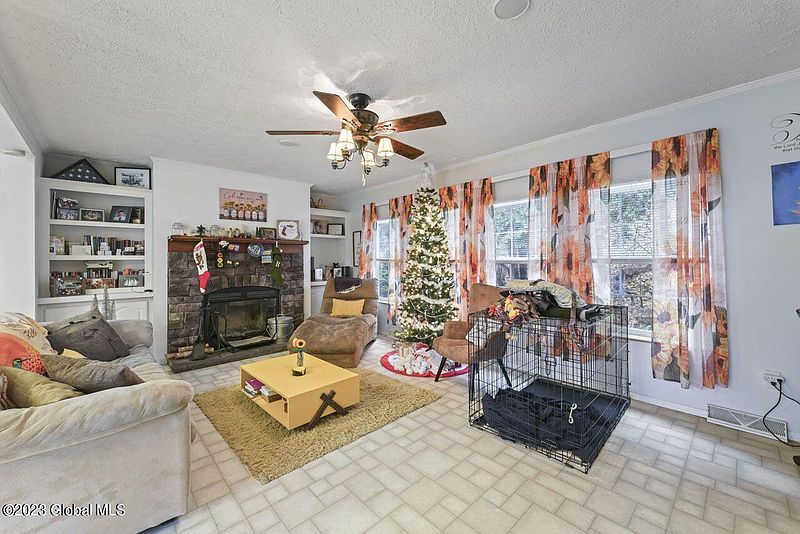5th image of 422 Sunnyside Road