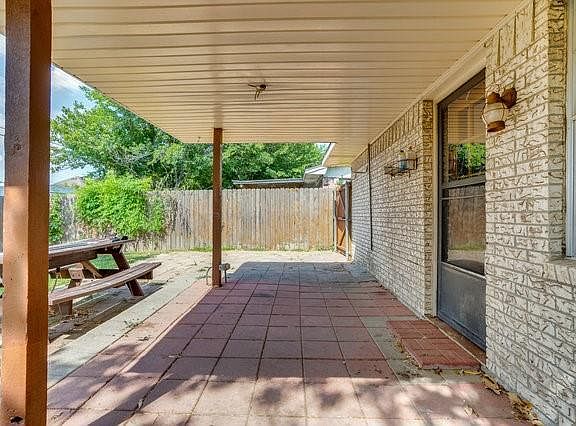 3rd image of 810 Phillips Dr