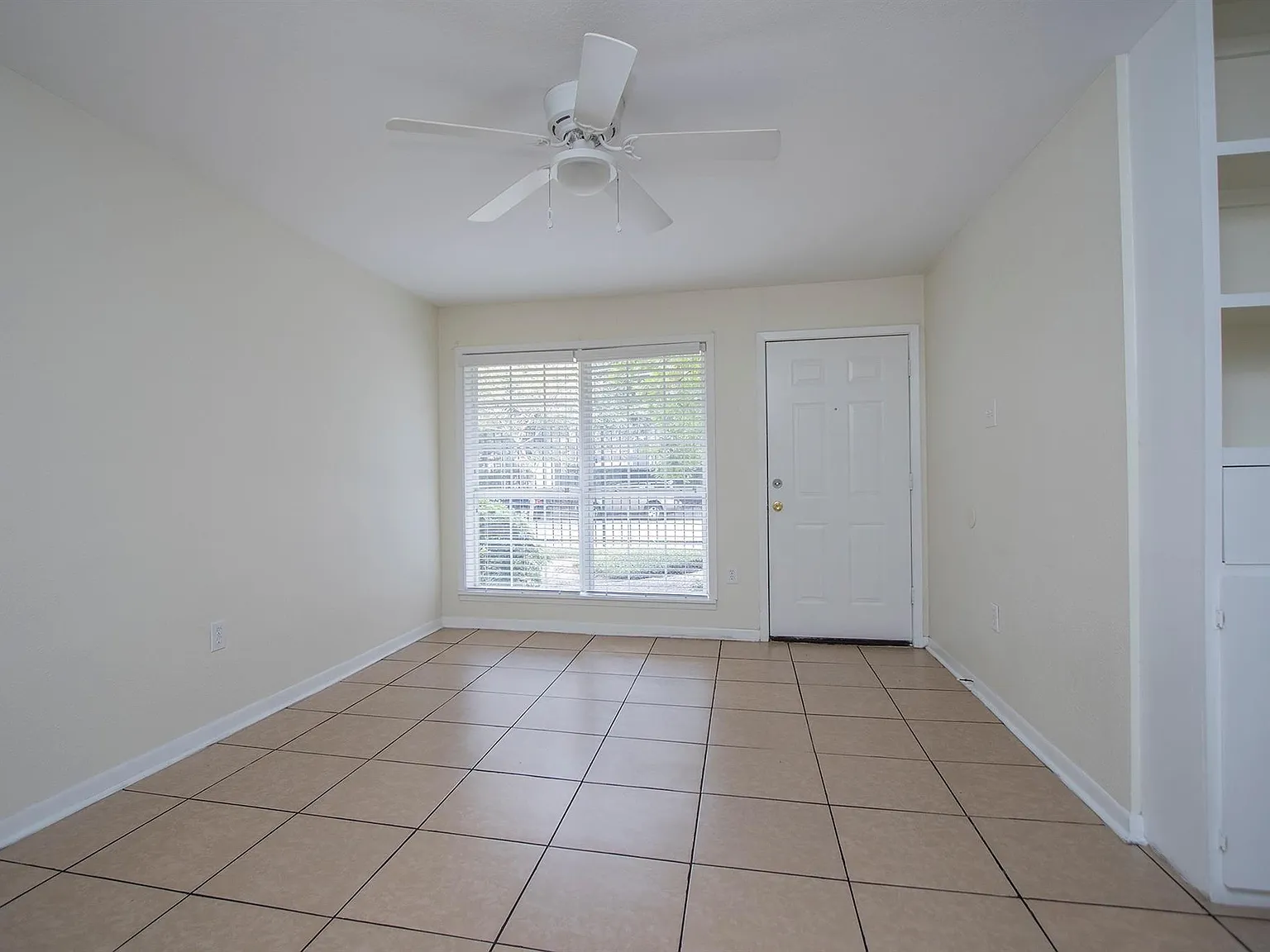 1 bed, 1.0 bath, 700 sqft, $925 — Photo 3