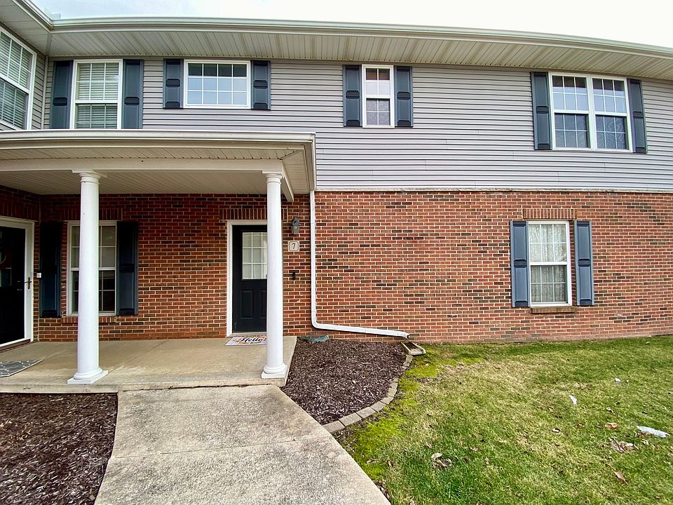 2nd image of 102 Essex Ln Unit 7