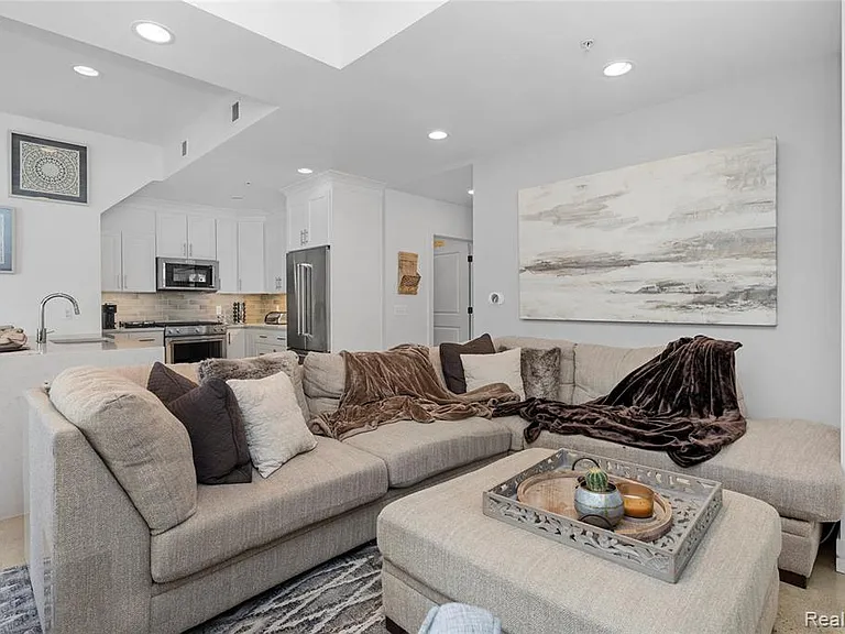 262 Mack Ave #1 — Photo 9