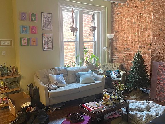 3rd image of 930 W Franklin St APT 3