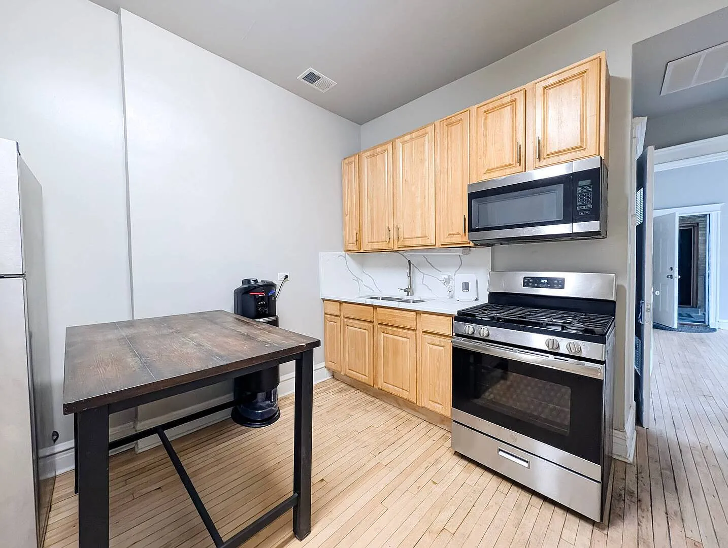 2 bed, 900 sqft, $1,550 — Photo 3