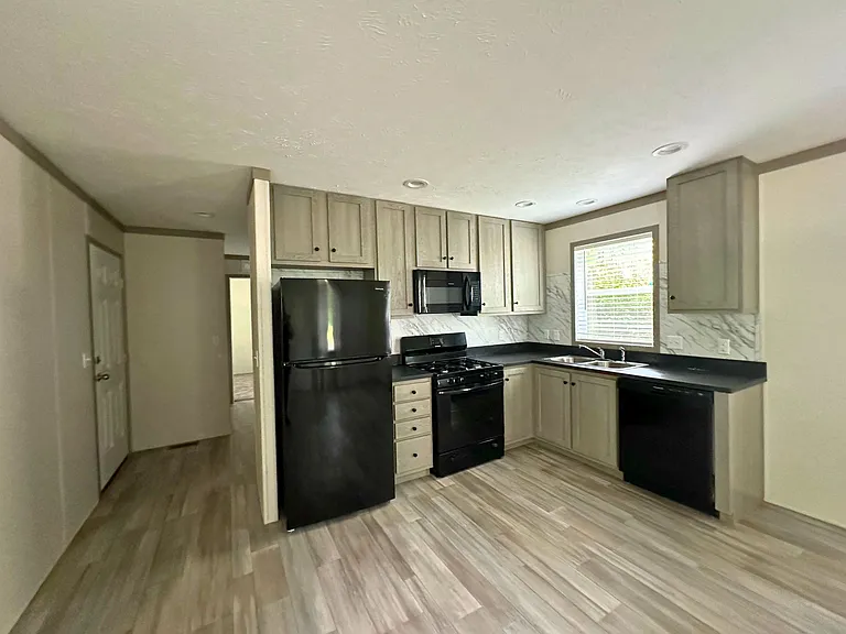 Colonial Manor — Photo 14