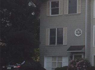 215 Hawthorne Dr, Oakdale, PA 15071