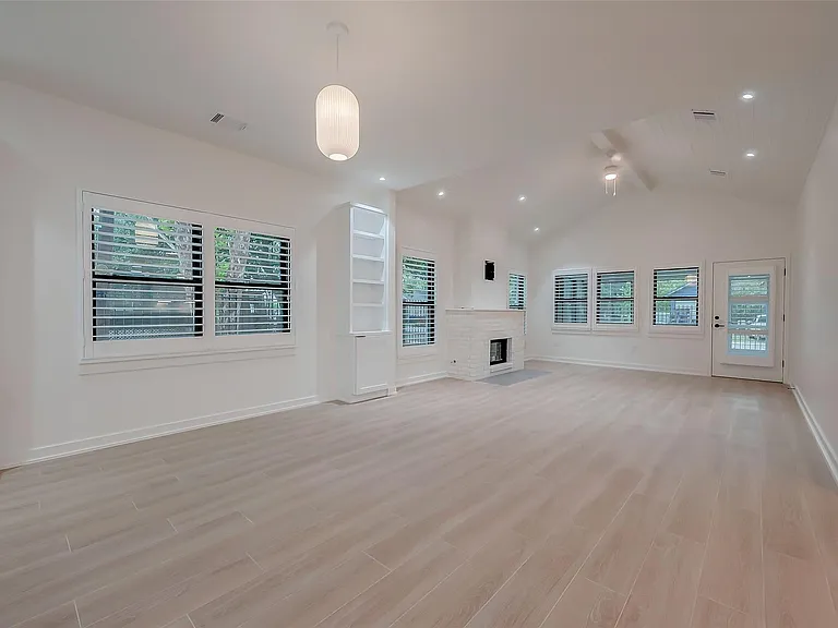 2702 Delano St — Photo 6