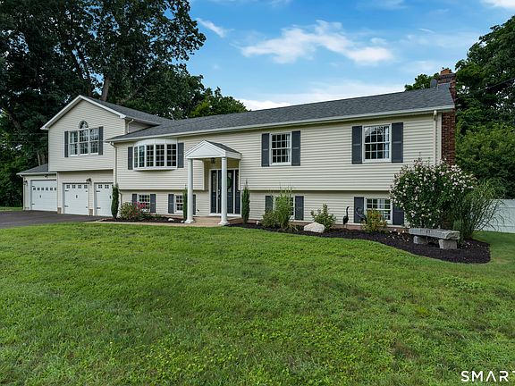 3rd image of 31 Stone Hedge Drive