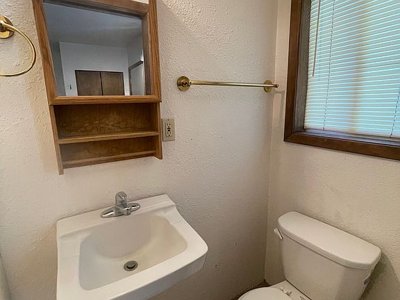3rd image of 1300 NE Williams St APT 4