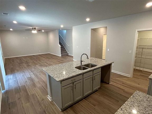 5th image of 11 Meadowview Cir